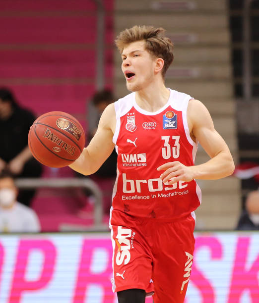 我国两名柔道选手为我国赢得两面铜牌