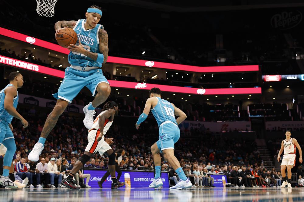 喜忧参半！广东新外援奎恩首秀狂砍27分8板4助攻 力劈篮筐但三分球失准