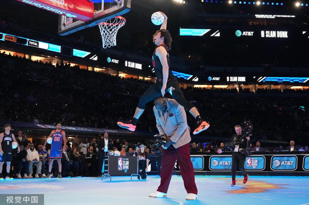 北雪平球迷向场内投掷烟花，瑞典超甲升级附加赛被迫中断