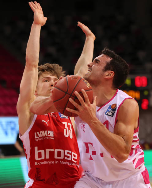 北雪平球迷向场内投掷烟花，瑞典超甲升级附加赛被迫中断